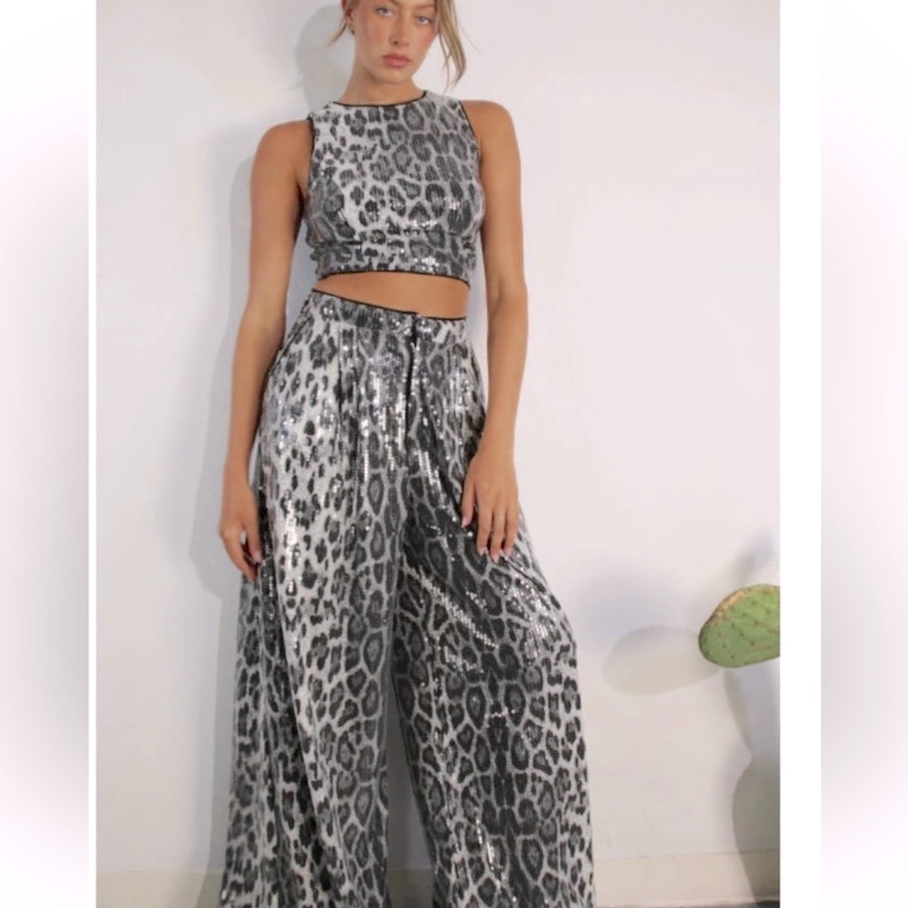 STUNNING ✨✨✨
Leopard Print Sequined High-Waisted Wide-Leg Pants &Crop Top Print